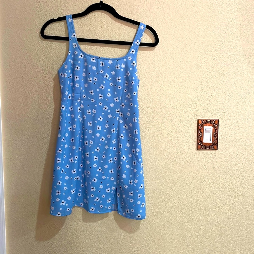 This is a blue dress with white flowers! It is from hollister! It is a size XS:)